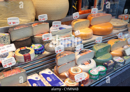 Formaggio vetrina nel centro di Madrid, che mostra la gamma enorme selezione di formaggi europei, Spagna. Foto Stock