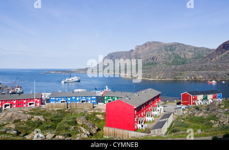 Vivacemente colorato alloggiamento in Sisimiut SW Groenlandia Foto Stock