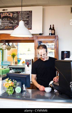 Un barista versa un cappuccino in un caffè di Seattle, WA. Foto Stock