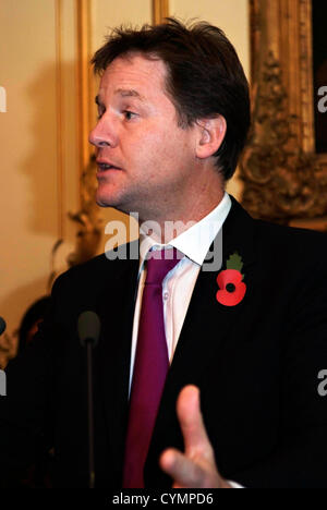 Londra, Regno Unito. 7 Novembre, 2012. Il Regno Unito è il Vice Primo Ministro, il gruppo del Partito europeo dei liberali democratici MP Nick Clegg in occasione di un ricevimento presso l'Ambasciata Irlandese a Londra in aiuto del giornalista di carità 07nov. L' onorevole Clegg ha avuto colloqui privati con l'ambasciatore, Bobby McDonagh, prima di parlare a caso e gustare un bicchiere di Guinness. Egli vola a Dublino il venerdì per colloqui con il governo irlandese. Foto di GLYN GENIN Foto Stock