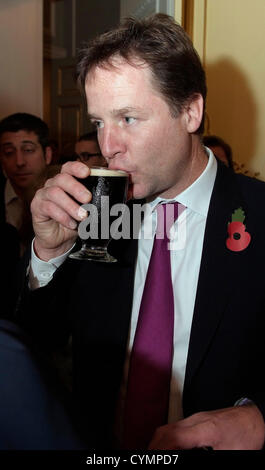 Londra, Regno Unito. 7 Novembre, 2012. Il Regno Unito è il Vice Primo Ministro, il gruppo del Partito europeo dei liberali democratici MP Nick Clegg in occasione di un ricevimento presso l'Ambasciata Irlandese a Londra in aiuto del giornalista di carità 07nov. L' onorevole Clegg ha avuto colloqui privati con l'ambasciatore, Bobby McDonagh, prima di parlare a caso e gustare un bicchiere di Guinness. Egli vola a Dublino il venerdì per colloqui con il governo irlandese. Foto di GLYN GENIN Foto Stock