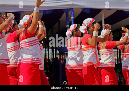 Tribù Deori, donne di eseguire la danza di Namdapha Eco festival culturali, Miao, Arunachal Pradesh, India Foto Stock