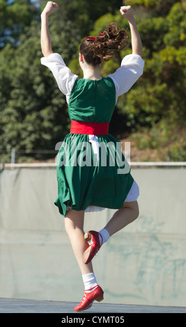 Giovane donna eseguendo una tradizionale danza Sottish (rondella donna maschera) Foto Stock