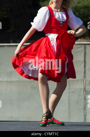 Giovane donna di eseguire una danza tradizionale scozzese (rondella donna maschera) Foto Stock