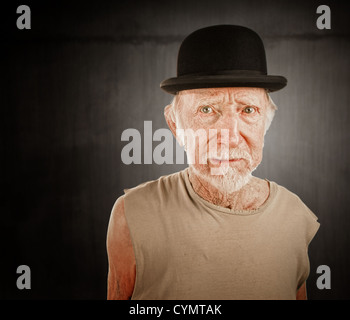 Crazy senior uomo nel cappello bowler su sfondo bianco Foto Stock