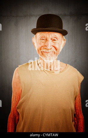 Crazy senior uomo nel cappello bowler su sfondo bianco Foto Stock