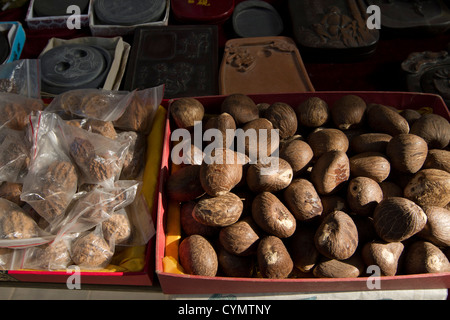 Grandi le nocciole in vendita in una scatola in un negozio in una strada Liulichang, Pechino, Cina. Foto Stock