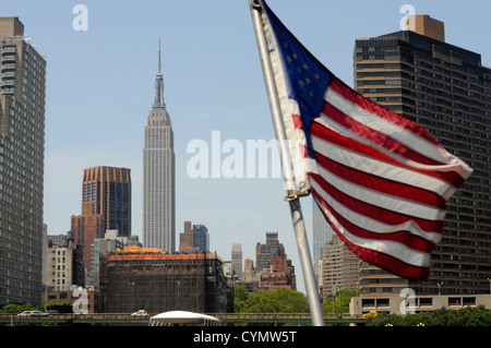 Sullo skyline di New York in una giornata di sole fotografato da East River Ferry taxi, New York City. Stati Uniti d'America. 2012. Foto Stock