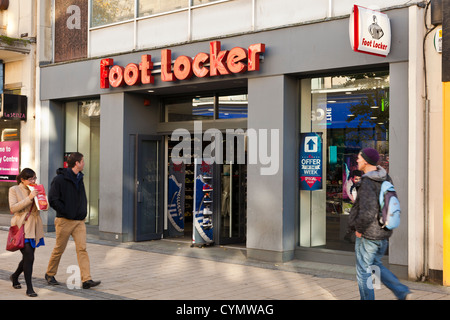 Un Foot Locker retail outlet in una città del Regno Unito Foto stock - Alamy