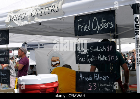 Il Smorgasburg locale mercato alimentare di Williamsburg è diventata presto un hipster ritrovo per le piccole imprese del settore alimentare. New York 2012 Foto Stock