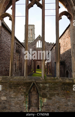 Tempio chiesa costruita tra il 1390 e il 1460, con la torre pendente,bombardato e distrutto durante il WW2, Bristol, Regno Unito. Foto Stock