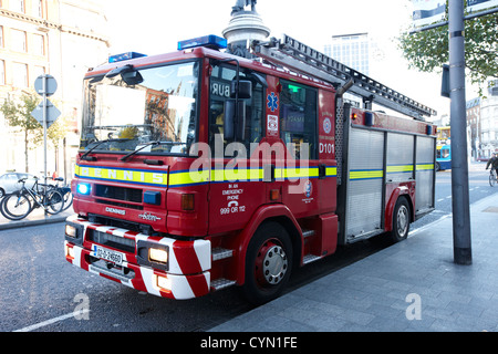 Dublino vigili del fuoco motore su Call out oconnell street a Dublino Repubblica di Irlanda Foto Stock