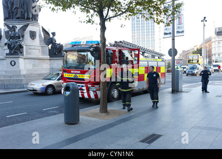 Dublino vigili del fuoco motore e equipaggio sul call out oconnell street a Dublino Repubblica di Irlanda Foto Stock