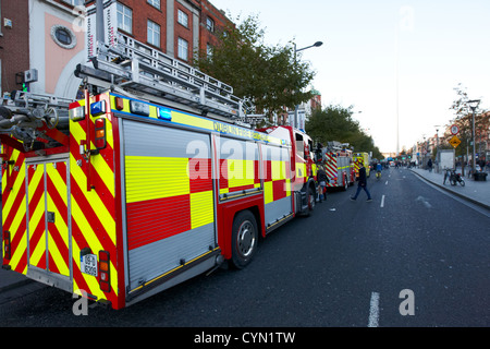 Dublino vigili del fuoco motore su Call out oconnell street a Dublino Repubblica di Irlanda Foto Stock