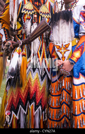 Un close-up di ornati e colorato abito cerimoniale di un nativo americano indiano Umatilla giovane nei pressi di Pendleton, Oregon, Stati Uniti d'America. Foto Stock