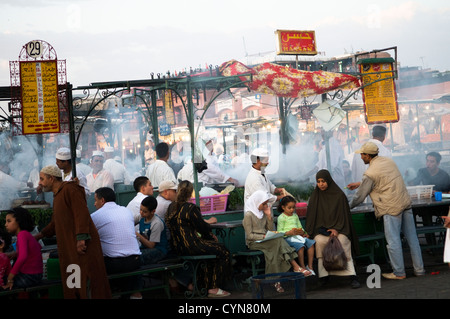 Il vivace mercato notturno in piazza Djemma El Fna sq. in Marrakech. Foto Stock
