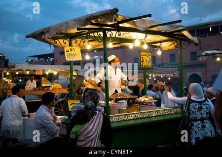 Il vivace mercato notturno in piazza Djemma El Fna sq. in Marrakech. Foto Stock