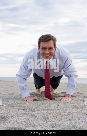 Imprenditore facendo push-up Foto Stock