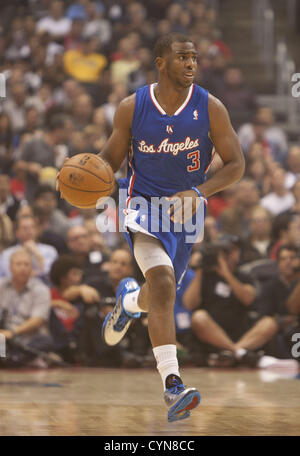 Nov. 7, 2012 - Los Angeles, California - Los Angeles Clippers Chris Paul controlla la sfera durante la prima metà della partita contro i San Antonio Spurs al Staples Center di Los Angeles, California Mercoledì 07 Novembre 2012.ARMANDO ARORIZO/PI (credito Immagine: © Armando Arorizo/Pi/Prensa Internacional/ZUMAPRESS.com) Foto Stock