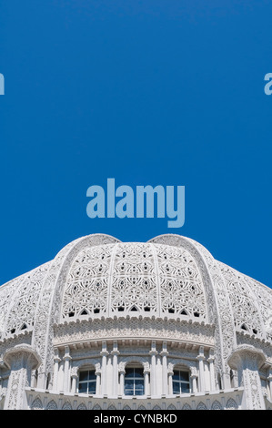 La cupola in muratura dettagliata su bahaisti tempio in Evanston, Illinois (vicino a Wilmette), a fronte di una bellissima e tranquilla, cielo blu. Foto Stock