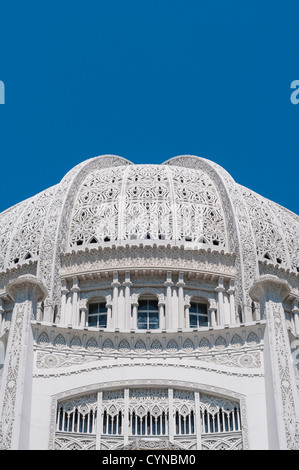 La cupola in muratura dettagliata su bahaisti tempio in Evanston, Illinois (vicino a Wilmette), a fronte di una bellissima e tranquilla, cielo blu. Foto Stock