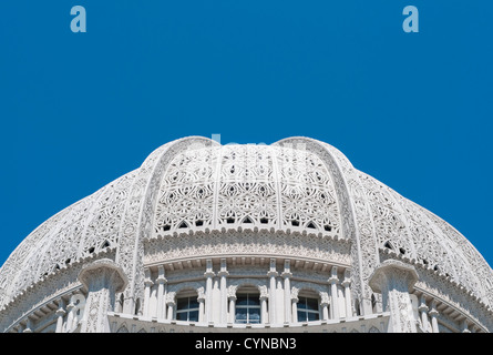 La cupola in muratura dettagliata su bahaisti tempio in Evanston, Illinois (vicino a Wilmette), a fronte di una bellissima e tranquilla, cielo blu. Foto Stock