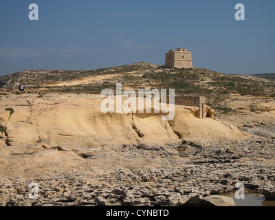 Scogliere e pietra case al mare sull isola di Malta Foto Stock
