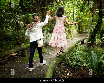 Mano: madre figlia aiuta equilibrio sulla rampa Foto Stock