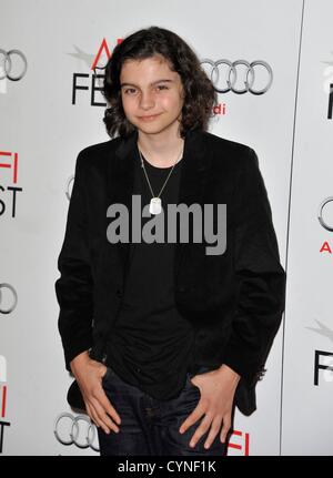 Max Burkholder presso gli arrivi di AFI FEST 2012 Premiere di zenzero e rosa, Grauman's Chinese Theatre di Los Angeles, CA 7 novembre 2012. Foto di: Dee Cercone/Everett Collection Foto Stock