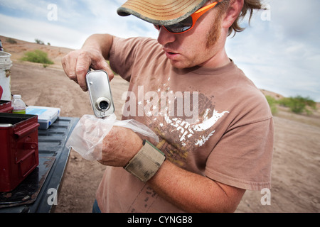 Filmato membro di equipaggio versando polvere esplosiva in un sacchetto di plastica Foto Stock