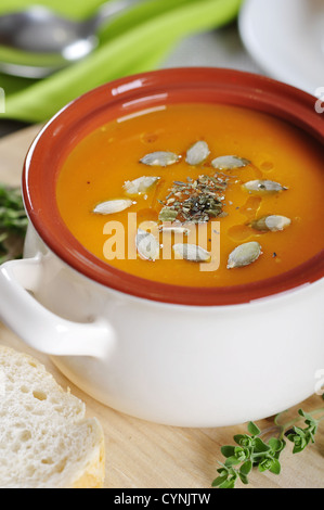 Crema di zucca minestra con i semi di zucca e di erbe secche Foto Stock