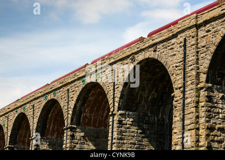 Treno merci incrocio viadotto Ribblehead, North Yorkshire, Inghilterra, Regno Unito Foto Stock