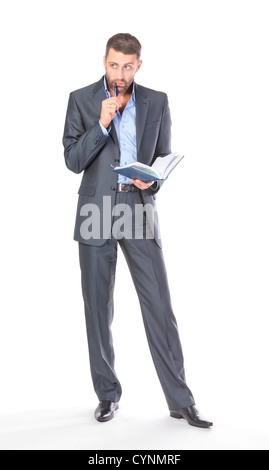 A piena lunghezza Ritratto di pensosa business man con il diario su sfondo bianco Foto Stock