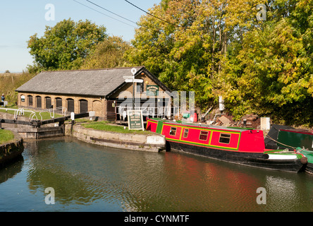 Un rosso narrowboat a secco Bulbourne dock e noleggio DIY sul Grand Union Canal a Marsworth, Buckinghamshire, UK Foto Stock