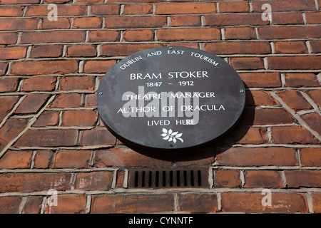 Lapide sulla casa di 30 Kildare Street, dove Dracula autore Bram Stoker una volta vissuta. Foto Stock