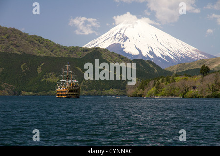 Mt. Fuji e la nave pirata sul Lago Ashi ad Hakone, Giappone. Foto Stock