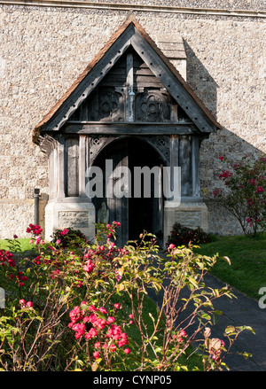 Ingresso al XIII-XIV secolo Chiesa di Tutti i Santi, costruito in pietra e selce, Marsworth, Buckinghamshire, UK Foto Stock