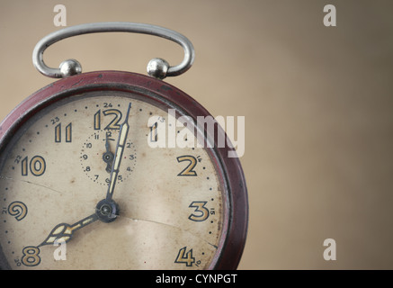 Il vecchio orologio di allarme vicino Foto Stock