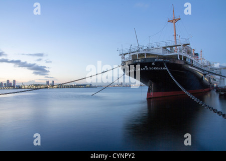 Hikawa Maru ancorata a Yokohama su una tarda serata d'estate. Foto Stock