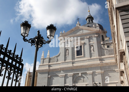 Facciata, Santa María la Real de La Almudena, Cattedrale Cattolica, Madrid, Spagna Foto Stock