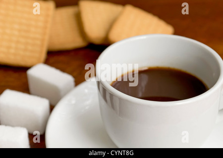 Caffè, zucchero e i biscotti su una tavola di legno Foto Stock