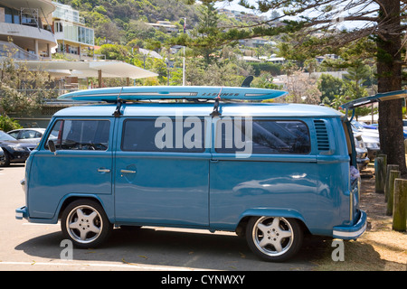 Camper kombi kombi Volkswagen, famoso per essere utilizzato dai surfisti e da coloro che viaggiano per l'Australia, surf sul tetto parcheggiato a Whale Beach Foto Stock