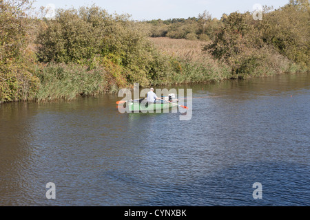 Uomo in barca a remi sul fiume Bure Norfolk Broads Inghilterra Gran Bretagna Foto Stock