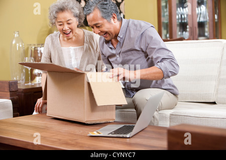 Coppia senior di ricevere i loro acquisti online Foto Stock