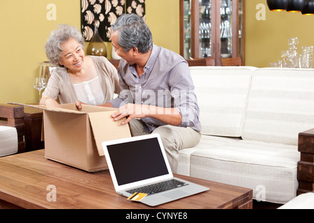 Coppia senior di ricevere i loro acquisti online Foto Stock