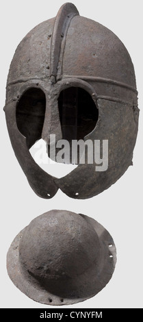 Un casco in ferro tardo romano, del IV/V secolo d.C. formato da più sezioni incernierate e rivettate in posizione, la calotta con una fascia di fronte staccata da nervature orizzontali, le due metà della calotta unite ad una cresta centrale da rivetti, le brocce di guardia del naso e ornamentali ad arco rivettate alla fascia di fronte, le guance Flangiato verso il collo e incernierato alla fascia di fronte, ciascuno forato sotto il mento, la protezione del collo con una flangia emisferica everted incernierata alla parte posteriore della fascia di fronte altezza 27.5 cm, peso 1426 grammi.provenienza: American Private Collection,, Additional-Rights-Clearences-Not Available Foto Stock