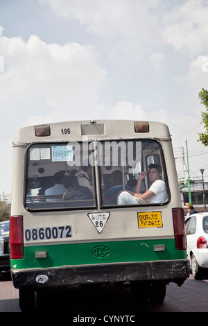 Passeggero sul bus in Città del Messico DF Foto Stock
