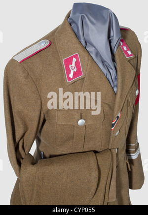 Uniforme di un Untersturmführer nella tasca interna 'Feldherrnhalle' standard, giacca di lana marrone con bottoni d'argento, rivestimento in seta marrone con etichetta RZM 'sa-Dienstrock' e dimensioni stampigliate '48'. Colletto rosso Crimson con bordatura in argento intrecciato, sul lato destro applicato argento 'Opfer Rune', cucito in argento con spalline Ricamo violoncello e liner rosso cremisi.tessuto, manica marrone (il cosiddetto 'BeVo Ausführung') con bordo in argento-grigio violoncello e iscrizione in Sütterlin script 'Feldherrnhalle', i polsini con 4 e, diritti aggiuntivi-clearences-non disponibile Foto Stock