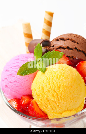 Gelato gelato con fragole e rotoli di wafer Foto Stock