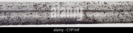 Una spada tedesca, circa 1350. Robusta lama a doppio bordo con una lunga e stretta più piena su ciascun lato. All'interno dei fulcri è presente una scritta "S+S" su un lato e "+S+" sul lato opposto. Quillons di sezione circolare e piccole finali coniche. Robusto codolo fullerato, pomo ovale orizzontale con lati smussati. Pulito scavo trovare con molto buona sostanza. Lunghezza 116 cm, storico,storico,XIV secolo,spada,spade,armi,armi,arma,armi,armi,armi,dispositivo di combattimento,militare,militaria,oggetto,oggetti,fermi,clipping,ritaglio,c,diritti aggiuntivi-clearences-non disponibile Foto Stock